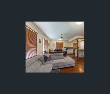 Large 4 Bed Room Family Home with Great Location - Photo 2