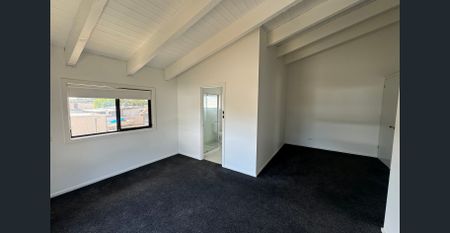 SPACIOUS 5 BEDROOM HOME WITH POOL, SPA & MULTIPLE LIVING AREAS! - Photo 5