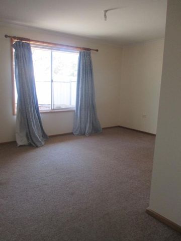 3 BEDROOM HOME AWAITS YOU ! - Photo 2
