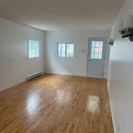 Granby - Logement 5 1/2, renové au 1ier étage d'un triplex - Photo 3