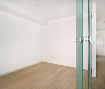 Modern One Bedroom Apartment with a Balcony - Photo 2