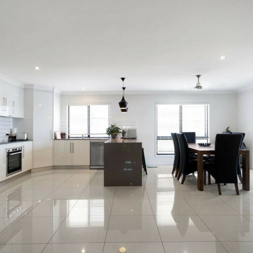 For Lease: Stunning Family Home in Beaconsfield - Photo 1