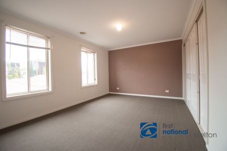 Spacious 4-Bedroom Townhouse in Central Melton! - Photo 3
