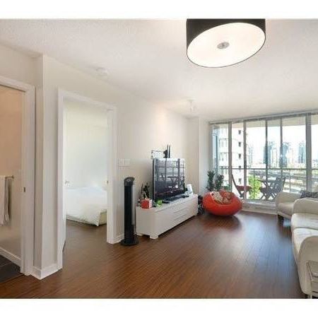 1-Bed 1-Bath Unit Large Den and View of Science World - Photo 4