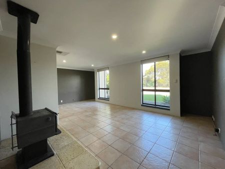 “Spacious family living with poolside paradise!” - Photo 3