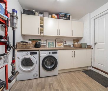 An impressive three double bedroom townhouse with integral garage, ... - Photo 5