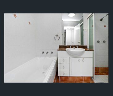 Modern Townhouse close to shops, pubs and transport, tandem garage - Photo 5
