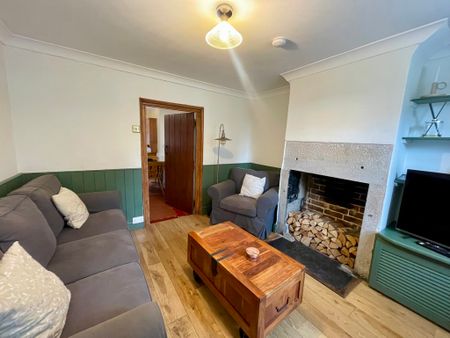 2 bedroom mid terrace to let - Photo 2