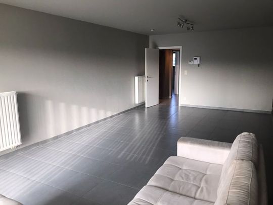 Rustig en zon georiënteerd, instapklaar 2 slk appartement met terras, private garage en dichtbij het Station van Denderleeuw en winkels - Foto 1