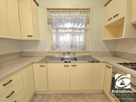 Charming 2-Bedroom Semi with Spacious Backyard - Photo 2