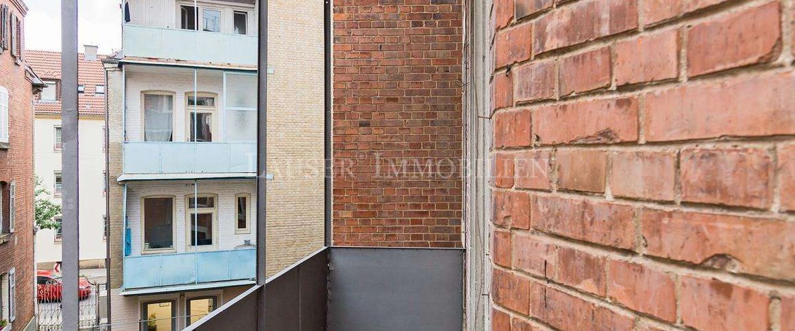 Attraktive Drei-Zimmer-Altbauwohnung mit Balkon in kernsaniertem Haus - Photo 1
