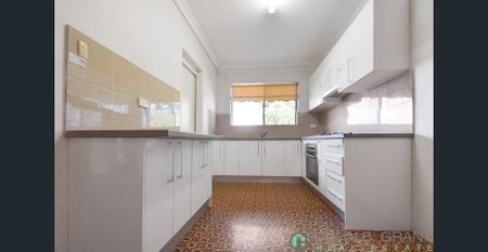 LOCATION, LOCATION! - Photo 5