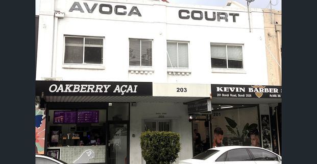 SPACIOUS TWO BEDROOM APARTMENT JUST A STROLL TO BONDI BEACH. - Photo 1