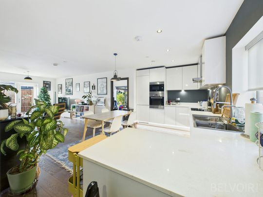 Flat to rent on - Photo 1