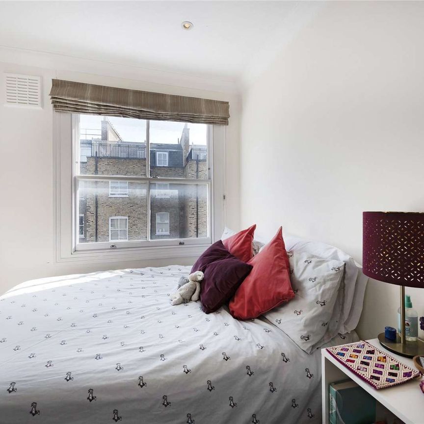 A charming fourth floor period conversion in a prime South Kensington location, boasting plenty of natural light and a private balcony. - Photo 1