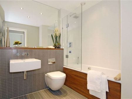 Contemporary one bedroom apartment with dark wooden floors and high spec fittings. - Photo 3