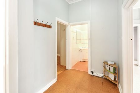 Bright, Friendly & Modern Three Bedroom Home in a Sought-After Location - Photo 2