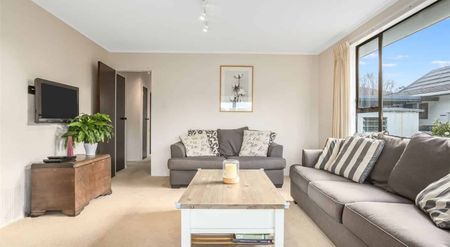 Family Home in Whitby - Photo 5