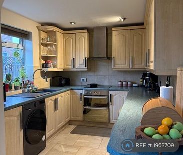 4 bedroom semi-detached house to rent - Photo 3