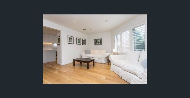 Spacious with luxe feel, villa unit, quiet Essendon location - Photo 1