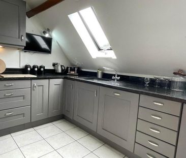 2 bedroom coach house to rent - Photo 3