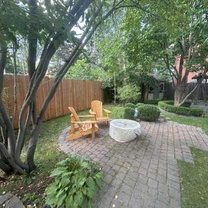 Magnifique maison meublée à 3 étages avec très grande cour privée! - Photo 2