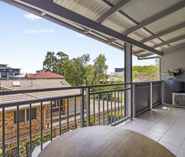 Contemporary Tri Level Townhouse in a Premium Locale - Photo 5