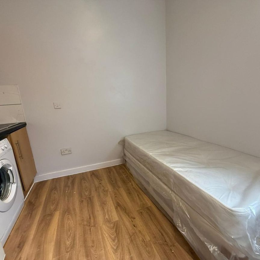 Studio Flat, High Road, IG1 - Photo 1