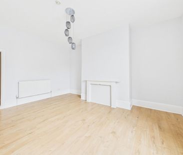 2 bedroom Flat To Let - Photo 2