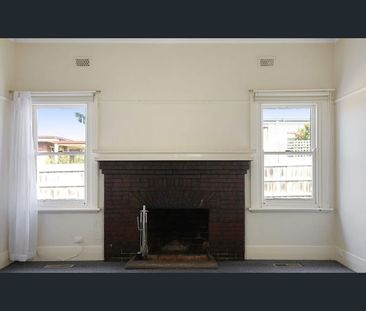 CHARMING 3 BEDROOM COTTAGE CLOSE TO TOWN!!! - Photo 2