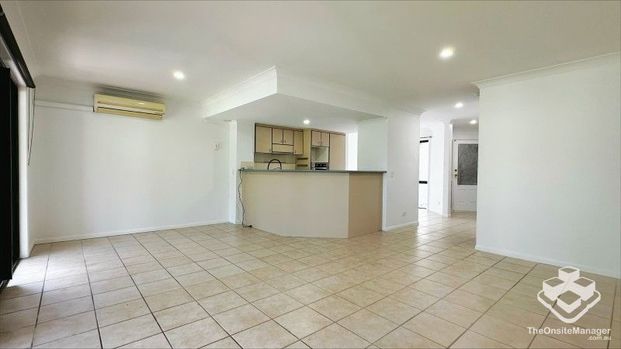 Beautiful 3-Bedroom Townhouse in the Heart of Hope Island â Your Next Home Awaits! - Photo 1