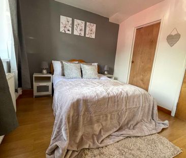 Newly Refurbished Double Room **Great Local Amenities** - Photo 1