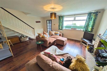 3 Bedroom Link Detached To Let - Photo 2