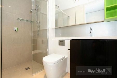 Modern Two-Bedroom Apartment Moments from Bridge Road - Photo 4