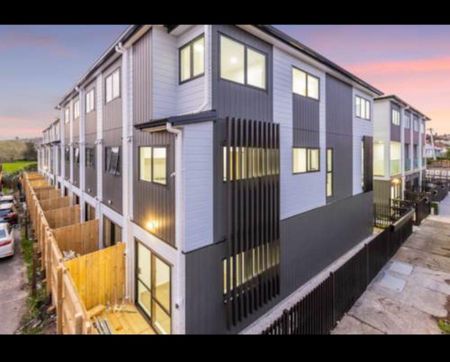 MOUNT ROSKILL, 3 BEDROOMS - Photo 2