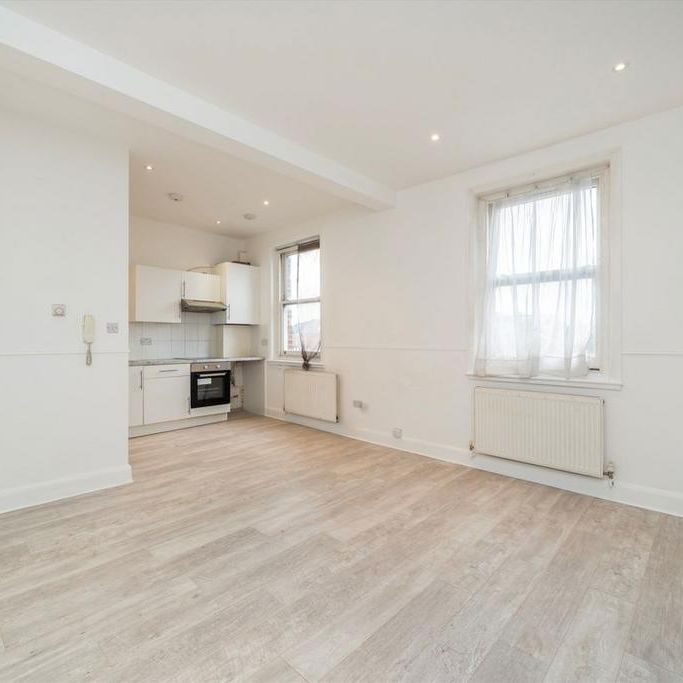 3 bedroom flat to rent - Photo 1