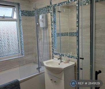 4 bedroom semi-detached house to rent - Photo 6