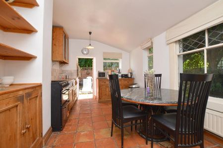 4 bedroom semi-detached house to rent - Photo 3