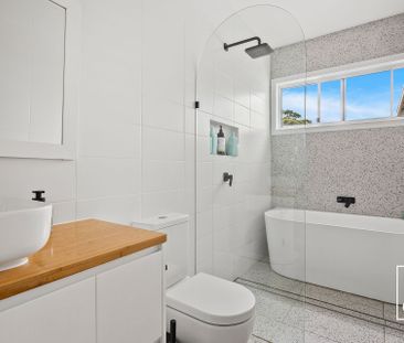 Sophisticated Coastal Haven In Luxe Location - Photo 3