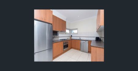 Street-Facing Spacious Townhouse in a Prime Location - Photo 4