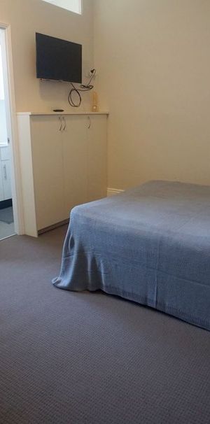 Refurbished Studio - 3 month lease only - Photo 1