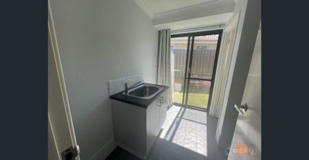 Modern Family Home with Theatre Room, Side Access & Spacious Alfresco - Photo 4