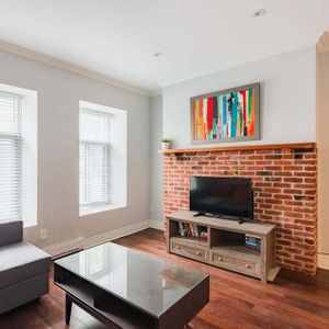 Downtown -Superb 3Beds+2Bath On 2 Floors - Photo 3