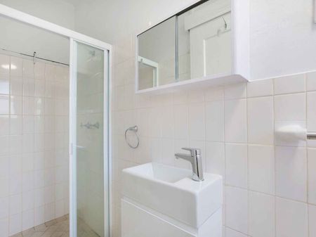 Perfectly Positioned Studio Apartment with Leafy Outlook - Photo 5