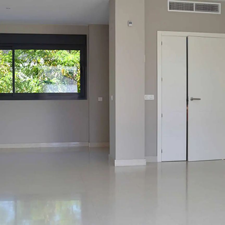 Casa adosada de alquiler en Calle de San Enrique de Ossó, 471, Encinar de los Reyes - Photo 1