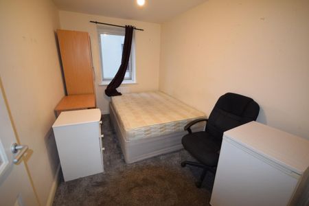3 bedroom flat to rent - Photo 2
