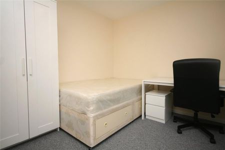 1 bedroom in a house share to rent - Photo 3