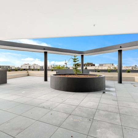 Stunning as new apartment with state of the art finishes - Photo 3