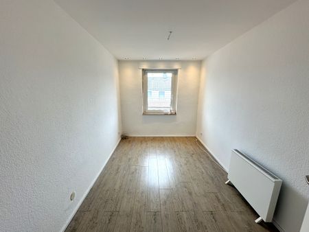 Gemütliche 3-Zimmer-Dachgeschosswohnung in Gelsenkirchen-Buer! Einbauküche inklusive - Photo 3