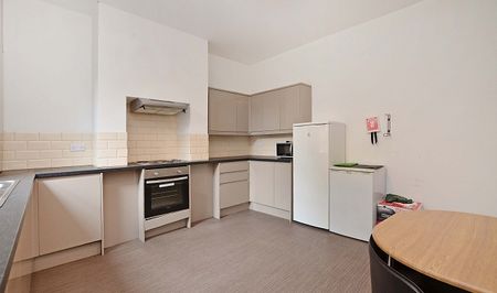 Stunning 3 Bedroom Recently Renovated House - Photo 5